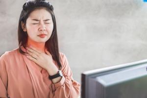 gambar perempuan yang mengalami sakit tenggorokan