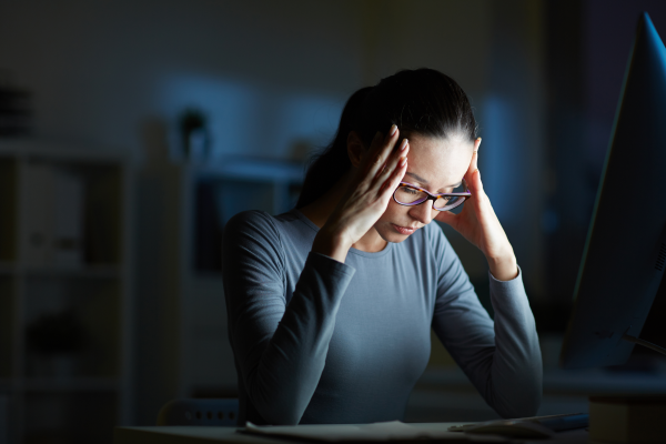 perempuan memegang kepala karena stres berat