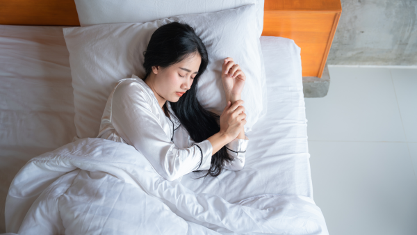 posisi tidur yang bijak untuk asam lambung
