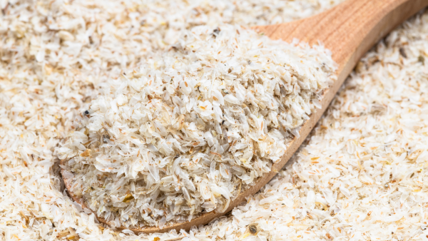 bubuk psyllium husk di atas sendok kayu