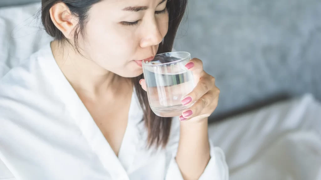 ibu minum air putih