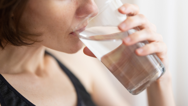 wanita minum air putih