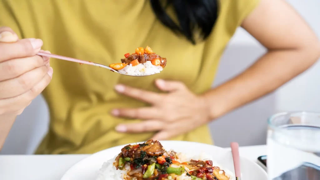 perempuan_makan_pedas_memicu_gerd