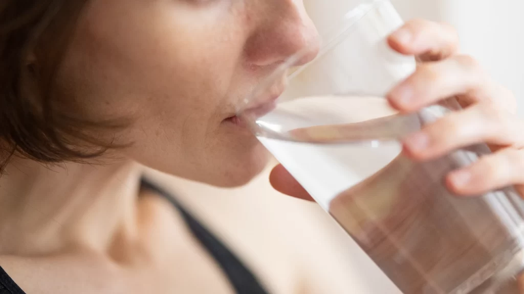 minum_labih_banyak_air_putih