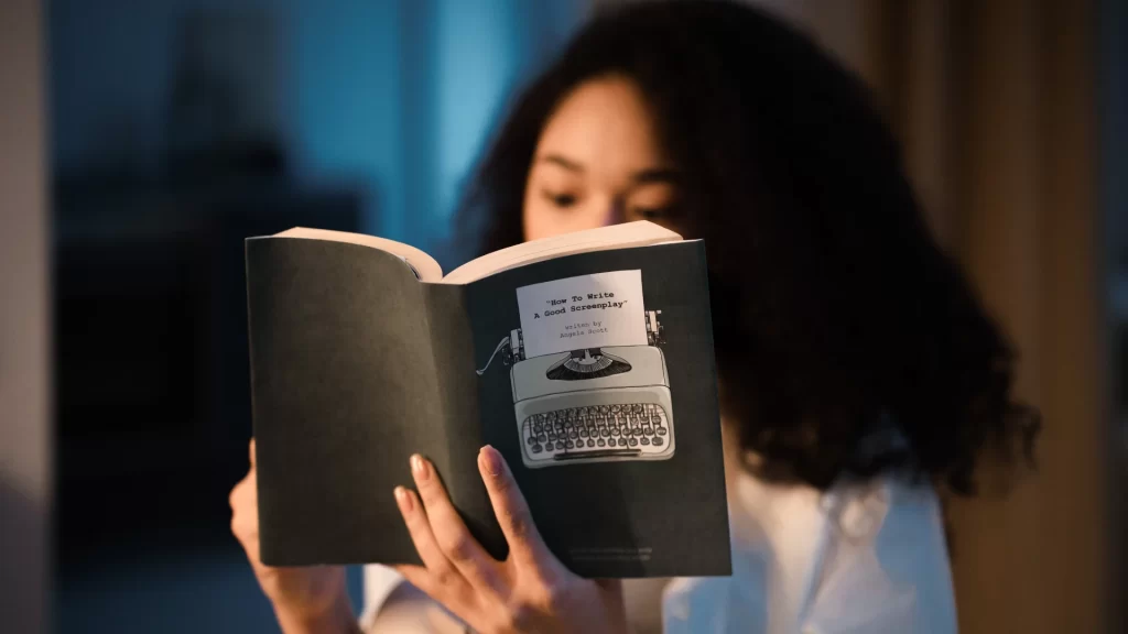 membaca_buku_saat_malam
