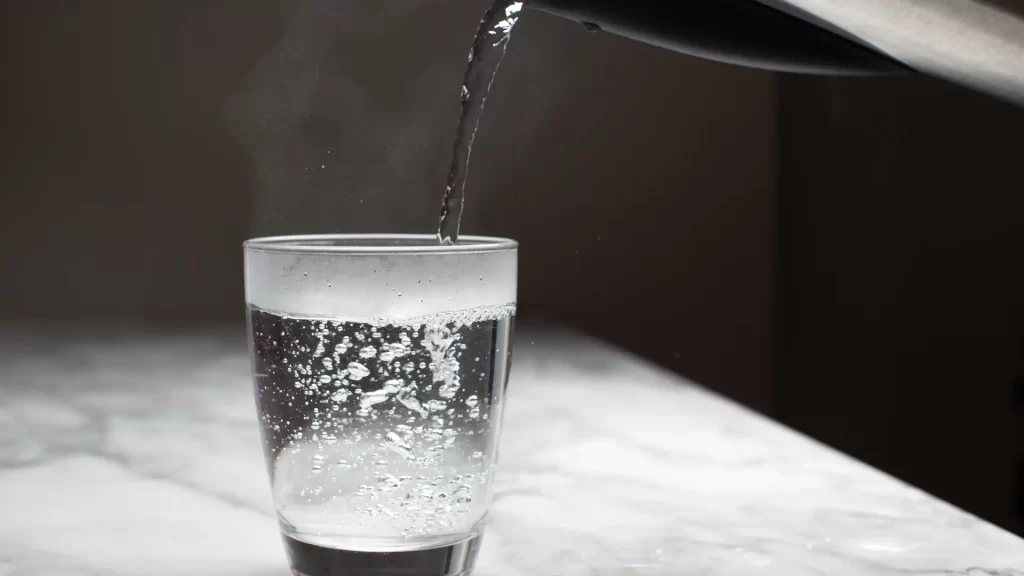 air-putih-hangat-minuman-untuk-radang-tenggorokan