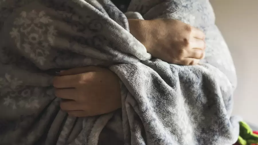 Benarkah Udara Dingin Menyebabkan Asam Lambung Naik? Mengurai Mitos dan Fakta