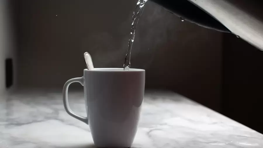 7 Alasan Kenapa Kamu Harus Minum Air Hangat Tiap Pagi