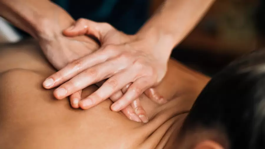 Pijatan untuk Meredakan Sakit Maag: Solusi Alami yang Menenangkan